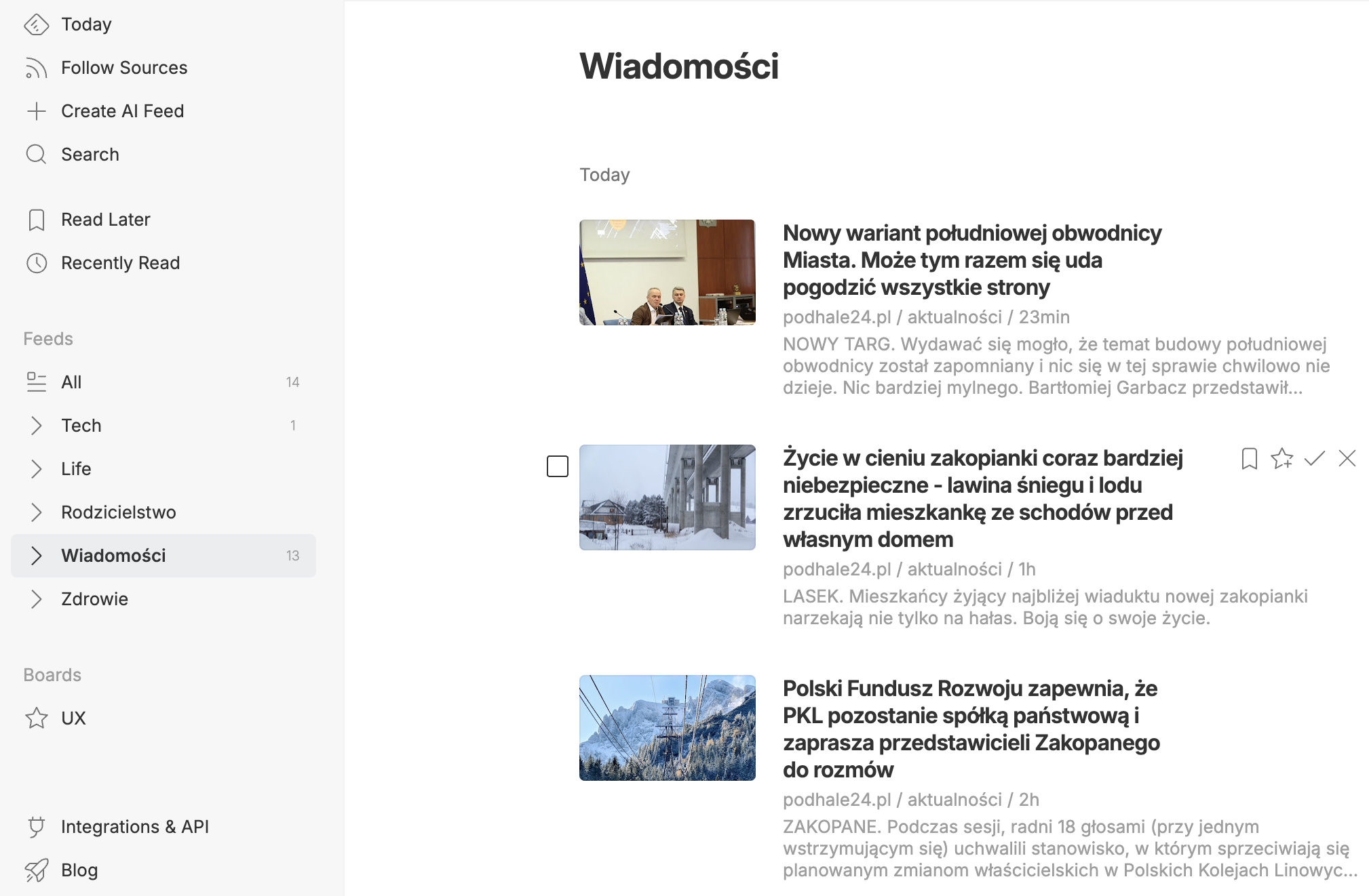 Ekran Feedly z posegregowanymi wiadomościami w folderach